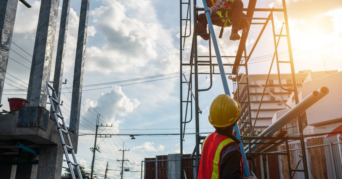 A visual of contractors collaborating on-site with digital tools, symbolising efficiency and innovation.